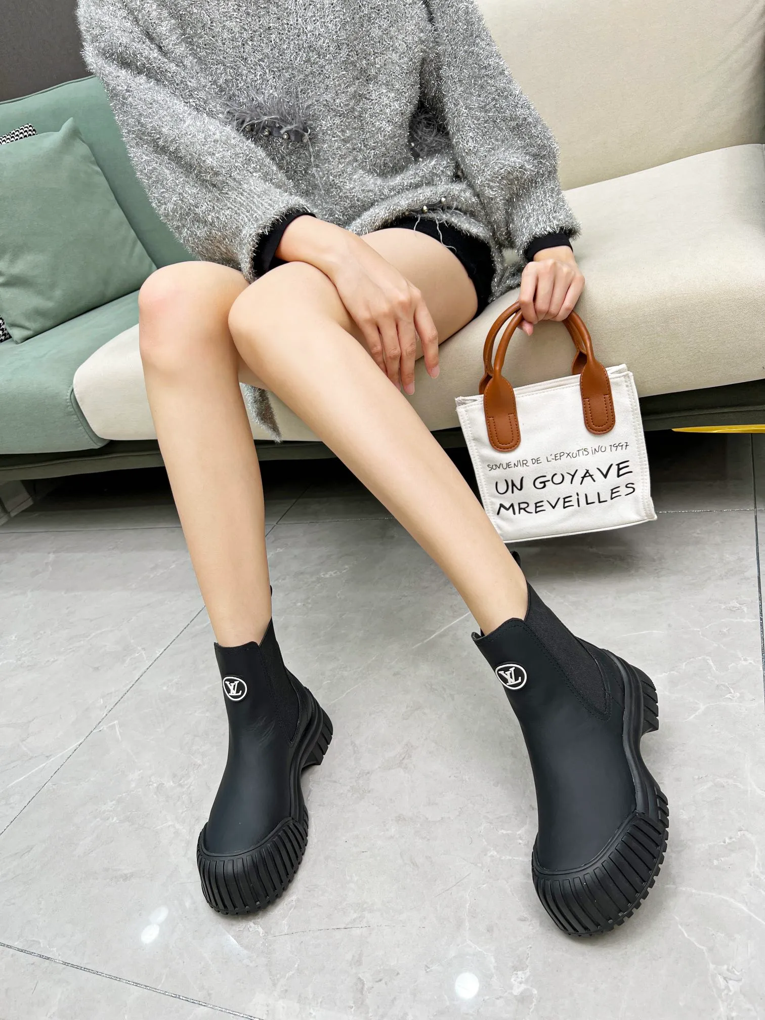 👟👟Ex-factory price 560👟👟 🔥🔥🔥Louis Vuitton 2024 catwalk new model, high-end customization, 1:1 replica, major celebrity internet celebrity catwalk style, a century-old classic, comfortable on the foot, with Louis Vuitton logo embossed leather label and wear-resistant leather outsole.  Fabric: open-edge beaded cowhide, LV presbyopic leather, black cowhide, white cowhide. Lining: sheepskin. Code number 35 to 40 (41 can be customized and non-returnable). Bosses are welcome to order.